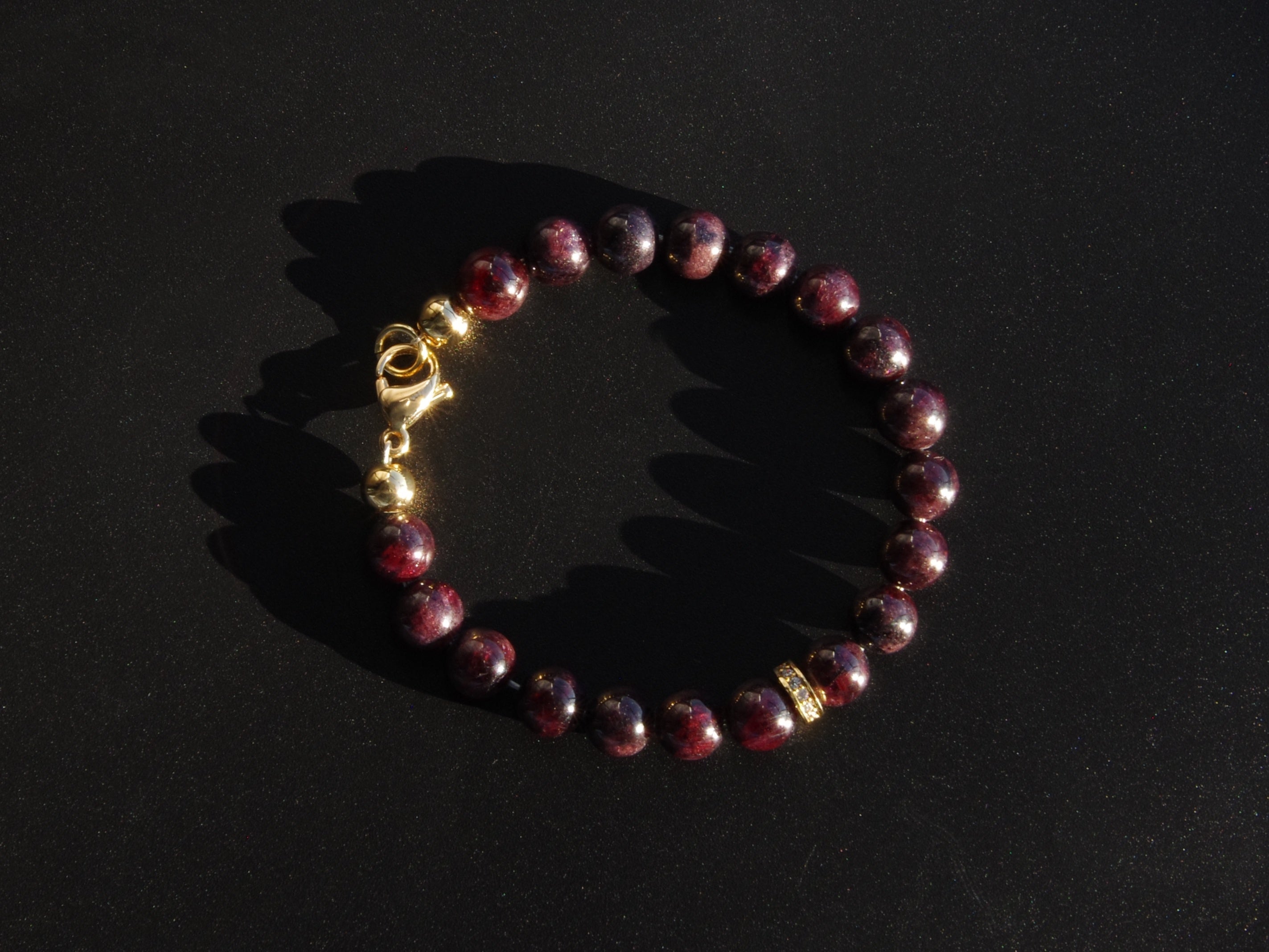 GARNET BRACELET WITH GOLD CLASP